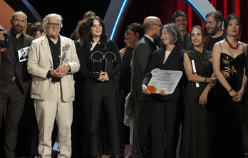 Los actores de ‘Tender Loving Care’, Paul Jesson y Alice Bailey (a la izquierda), fueron los encargados de recibir los premios en nombre de Mike Leigh. 