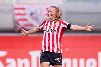 Sara Ortega celebra un gol en el partido de Liga F entre Athletic y Atlético de Madrid.