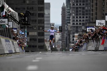 Brandin McNulty, llegando en solitario hacia su medalla de oro.