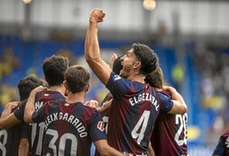 Elgezabal celebra un gol con la afición armera.