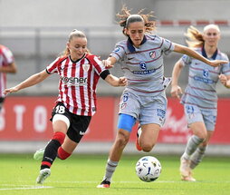 Sara Ortega, protagonista con un gol y dos asistencias, corre junto a Maite Zubieta.