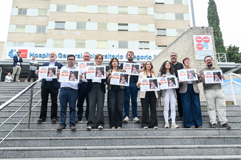 Representantes de IU, Sumar, Más Madrid, Comuns, Podemos, ERC, EH Bildu y BNG posan con un cartel en apoyo al ‘Decreto Maricarmen’, frente al Hospital Gregorio Marañón de Madrid.