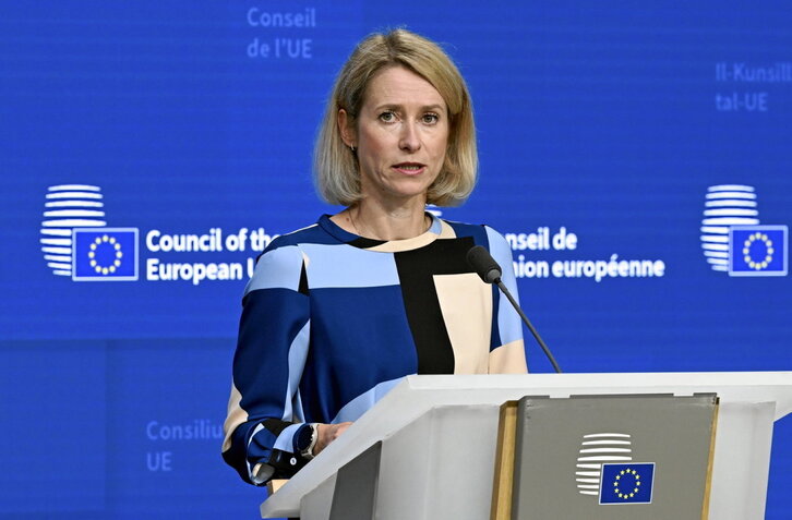 Kaja Kallas atiende a los medios al término de la reunión de los ministros  de Defensa en Bruselas.