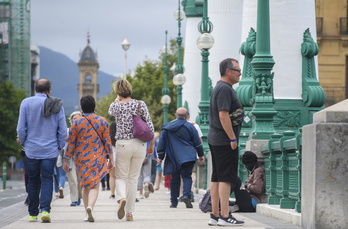 Jendea paseatzen, Donostian, artxiboko irudian.