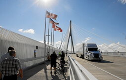 Un camión cruza hacia EEUU por el puente internacional Gordie Howe, que conecta Windsor (Ontario) y Detroit (Michigan).