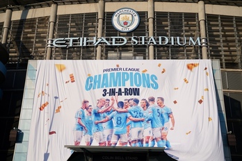 Exterior del Etihad Stadium al lograr el tercer título liguero seguido.