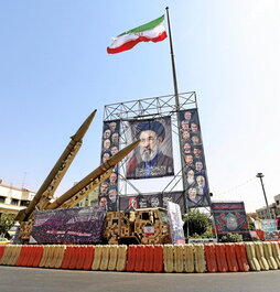 Reproducción de misiles junto a la imagen de Moqtaba Jamenei, en una plaza de Teherán.