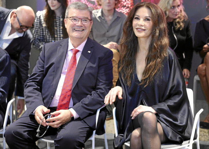El alcalde Aburto con Catherine Zeta-Jones.