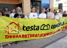 Protesta de inquilinos de vivienda protegida que fue vendida a un fondo buitre.