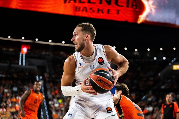 Tadas Sedekerskis en un lance del juego.