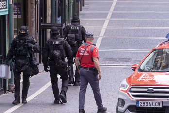Imagen del dispositivo policial en Alde Zaharra de Iruñea, con agentes del Grupo de Intervenciones Especiales.