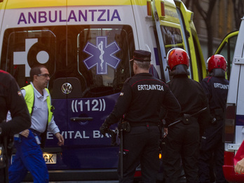 Imagen de archivo de una intervencióno de la Ertzaintza y la ambulancia en Bilbao