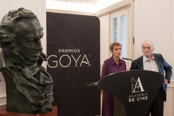 El presidente de la Academia de las Artes y las Ciencias Cinematográficas estatales, Fernando Méndez-Leite, y la presidenta navarra, María Chivite, durante el anuncio.