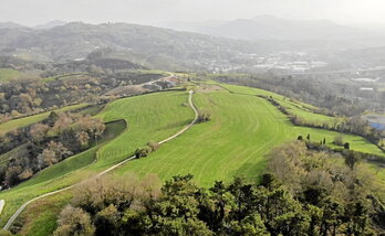 Vista aérea de la loma de Antondegi, donde Lakua recupera el plan de construir un nuevo barrio para Donostia.