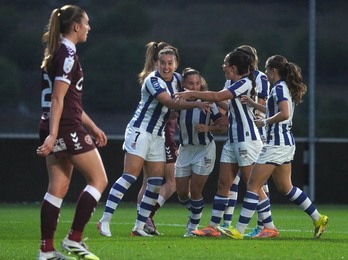Laura Camino celebra con sus compañeras el gol de la Real al Hearts en Zubieta en partido de Europa Cup.