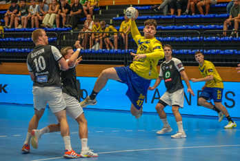 Sladkowski se eleva ante la defensa islandesa.