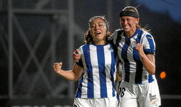 Paula Fernández y Seelenfreund celebran el gol de la centrocampista catalana.
