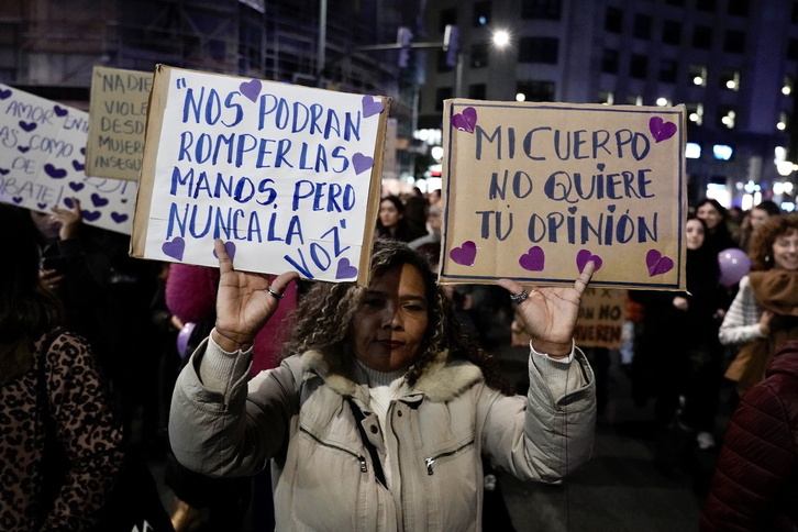 Carteles reivindicativos en una movilización contra la violencia machista, en Bilbo.