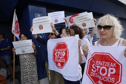 Reciente concentración de Stop Desahucios en Donostia.
