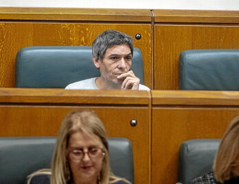 El parlamentario de Sumar, Jon Hernández, en su escaño.