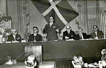 Imagen del Gobierno de Agirre presidiendo en París el I Congreso Mundial Vasco, con el lehendakari en pie, en plena intervención.