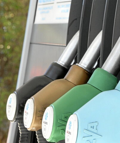 Mangueras en un surtidor de combustible.