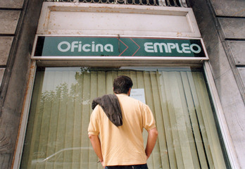 Una persona ante una oficina de empleo.