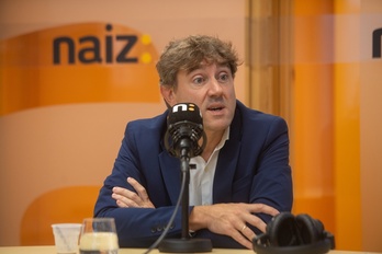 Eneko Andueza PSE-EEko idazkari nagusia NAIZ Irratiko estudioetan.