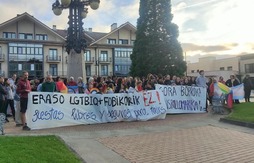 Un momento de la concentración de denuncia celebrada en Eguesibar.