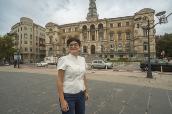 María del Río frente al Ayuntamiento de Bilbo.