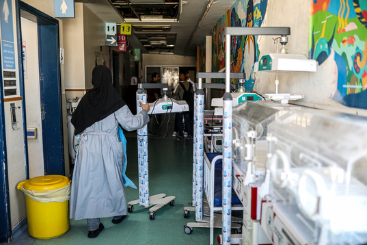 Un trabajador sanitario recorre un pasillo repleto de incubadoras y equipos médicos en el Hospital Infantil Al-Rantisi de la ciudad de Gaza, en la Franja de Gaza, el 24 de septiembre de 2026.