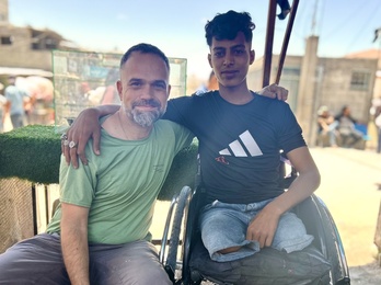 El médico cooperante Raúl Incertis en la Franja de Gaza con Suleiman.