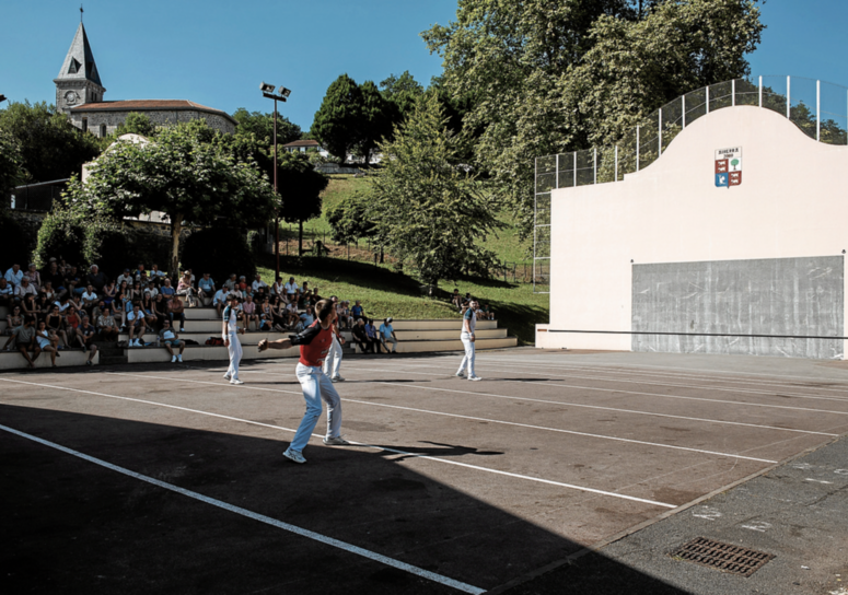 Aiherrako pilotalekuan esku huskako partida, Euskal Herriko amateur mailako txapelketan.