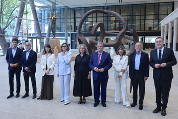 Autoridades, patrocinadores, arquitectos y el equipo del museo, en el atrio.
