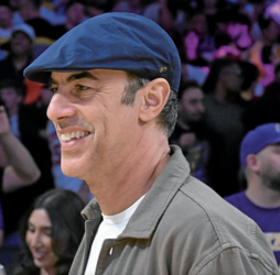 Sacha Baron Cohenek debuta egingo du zuzendari lanetan eta bere pertsonaiarik ospetsuenetako bat berpiztuko du «Ali G: Who Iz I?» filmean. Urriaren 23an iritsiko da Hego Euskal Herriko zinema aretoetara.
