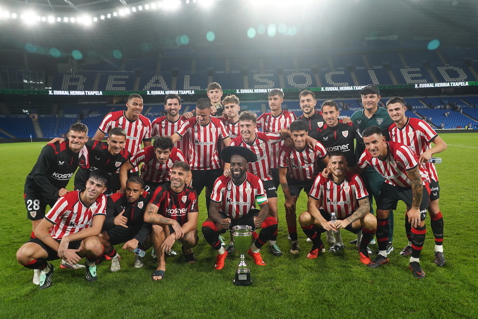 Athleticeko jokalariak, txapelarekin garaipena ospatzen. Athleticeko jokalariak, txapelarekin garaipena ospatzen.