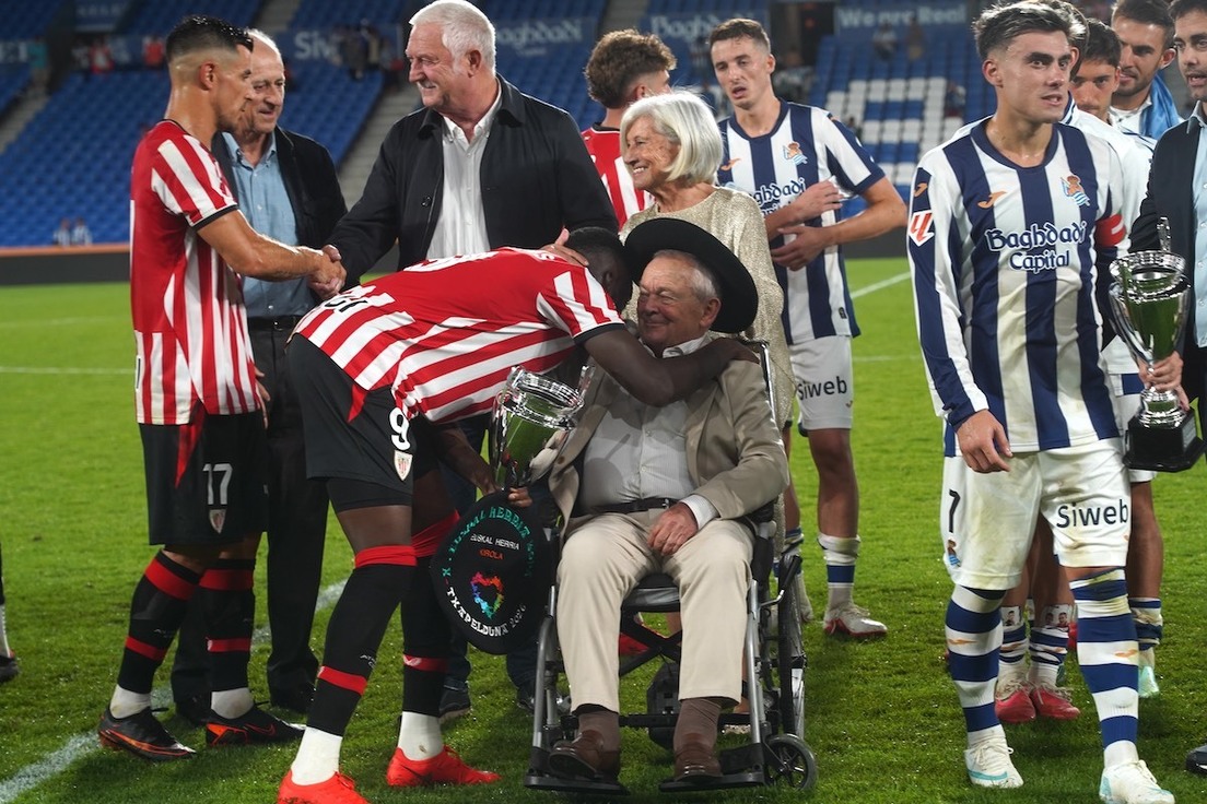 Iñaki Williams eta Mikel Etxarriren arteko besarkada.