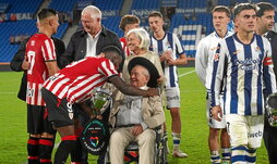 Atzoko finalean omenaldia jaso zuen Mikel Etxarrik jantzi zion txapela Iñaki Williams Athleticeko kapitainari.