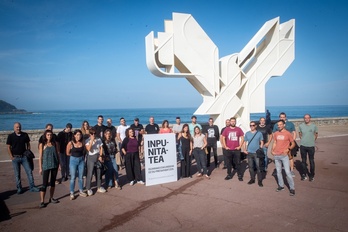 Antes de comparecer ante la prensa posaron en La Paloma de la Paz de Donostia para reclamar el fin de la impunidad con respecto a la tortura.