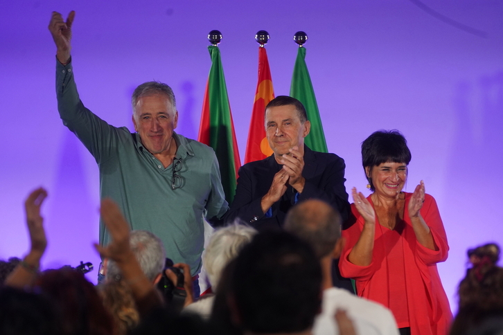 Asiron, Otegi y Aznal en el acto de esta sábado en Navarra Arena.