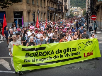 Manifestazio jendetsu batek Donostiako kaleak zeharkatu ditu.