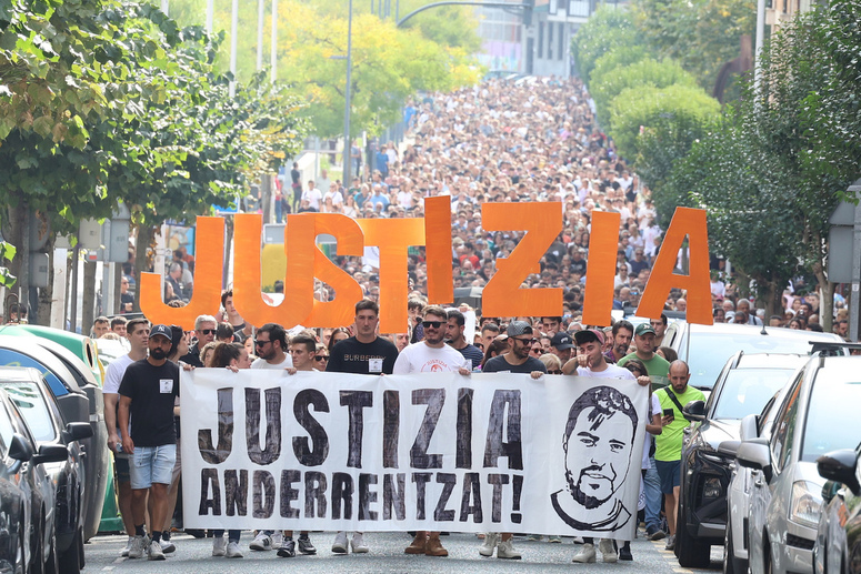 En la manifestación han participado más de 11.000 personas, según el recuento de NAIZ.