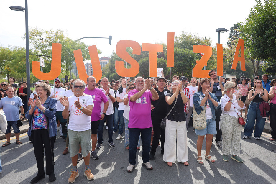Aplausos al final del acto que ha tenido lugar en el Parque Central de Santurtzi. Aplausos al final del acto que ha tenido lugar en el Parque Central de Santurtzi.