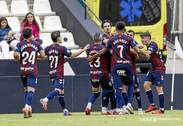 Los azulgranas celebran el gol de Mada, que restablecía el empate.