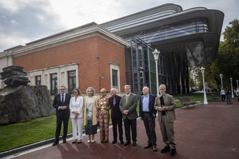 Norman Foster y su esposa, Elena Ochoa, junto con las autoridades ante el museo.