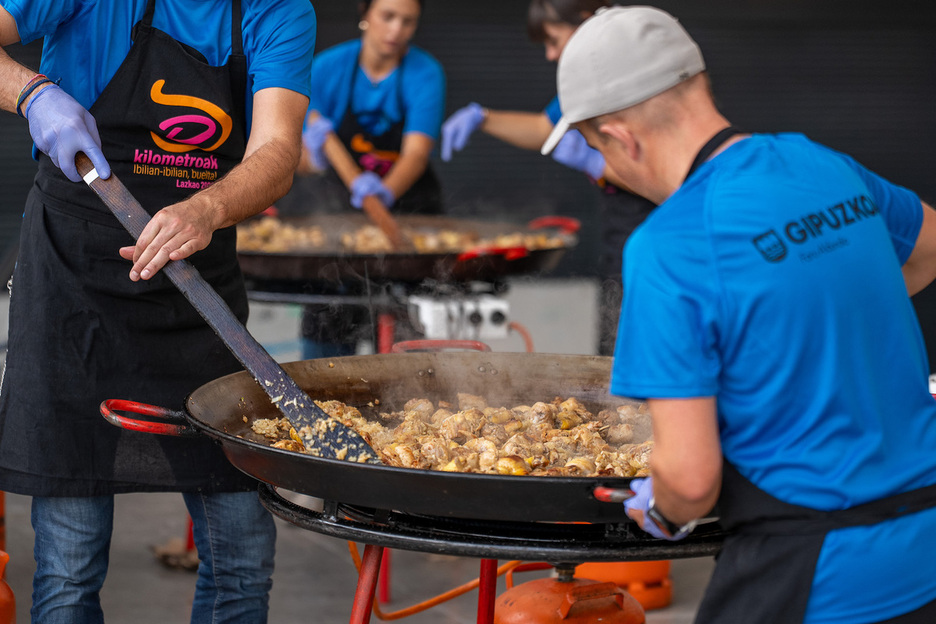 Paella erraldoia prestatzen. Paella erraldoia prestatzen.