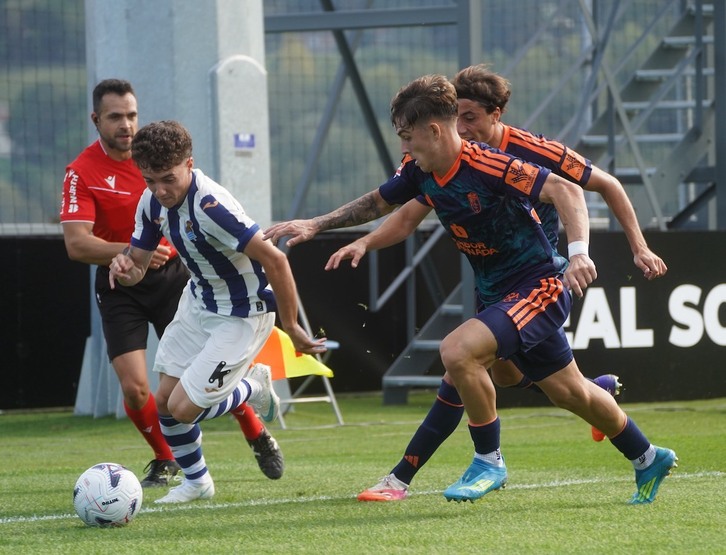 Dani Díaz, muy activo en la primera parte, se intenta ir por su banda de dos rivales del Granada.