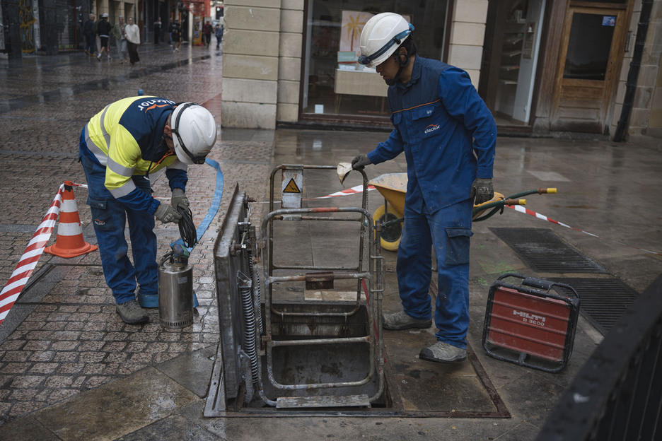 Trabajadores han tenido que levantar alcantarillas para los trabajos de reparación