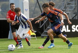Dani Díaz, muy activo en la primera parte, se intenta ir por su banda de dos rivales del Granada.