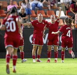 Eizagirre celebra con sus compañeras el gol de la victoria.